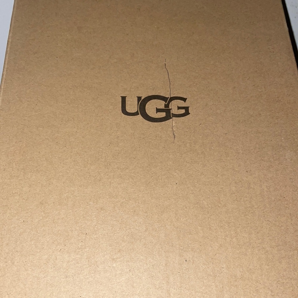 Ugg shoes sizes 7 wore only 4 and good shape